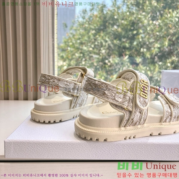     D2466049-4