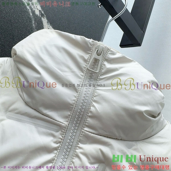  ** ٿ е  MAX267869-4