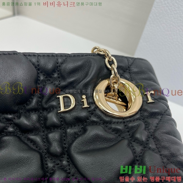 # Cannage Quilted Ʈ M8633520-101